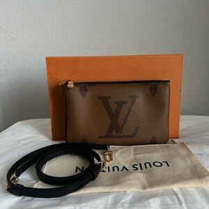 LOUIS VUITTON Double Zip Reverse Giant Monogram Pochette